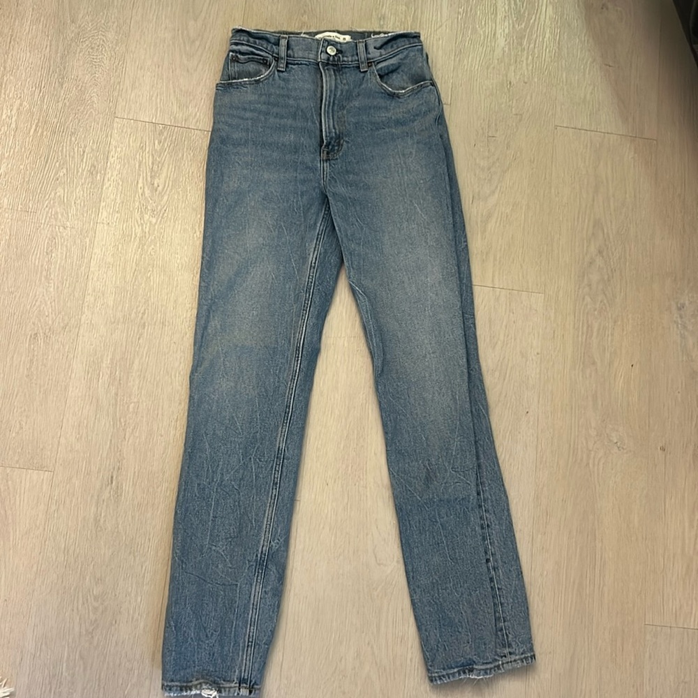 Abercrombie & Fitch 90s Straight Ultra High Rise in Medium Wash